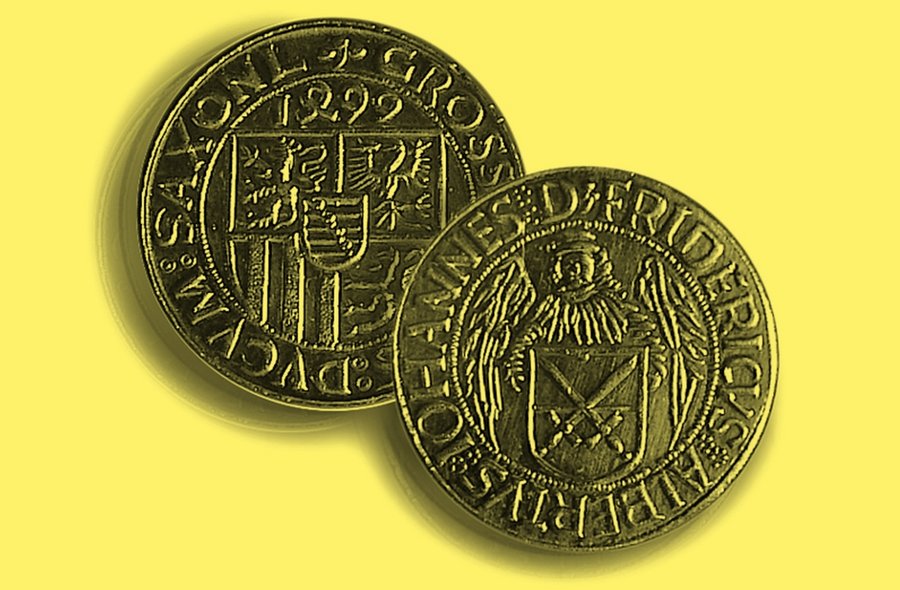 Nahaufnahme der Forder- und Rückseite einer historischen Silbermünze