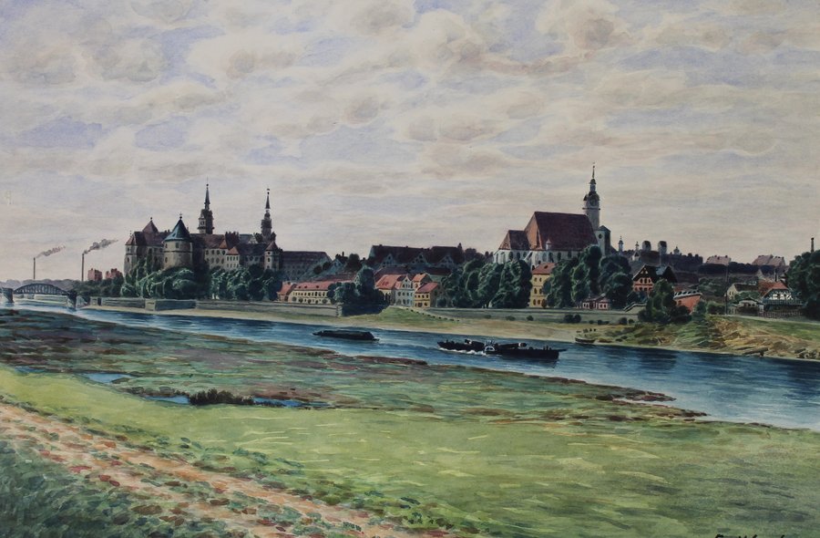 Das Gemälde gibt den Blick frei von einem Flussufer über den Fluss auf eine Kleinstadt mit markant aufragenden Türmen historischer Gebäude-Ensembles wie auch zwei Schornsteine am Stadtrand.